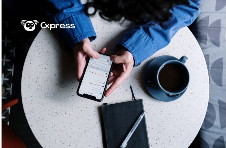 Pessoa a usar o telemóvel para atendimento via WhatsApp empresarial