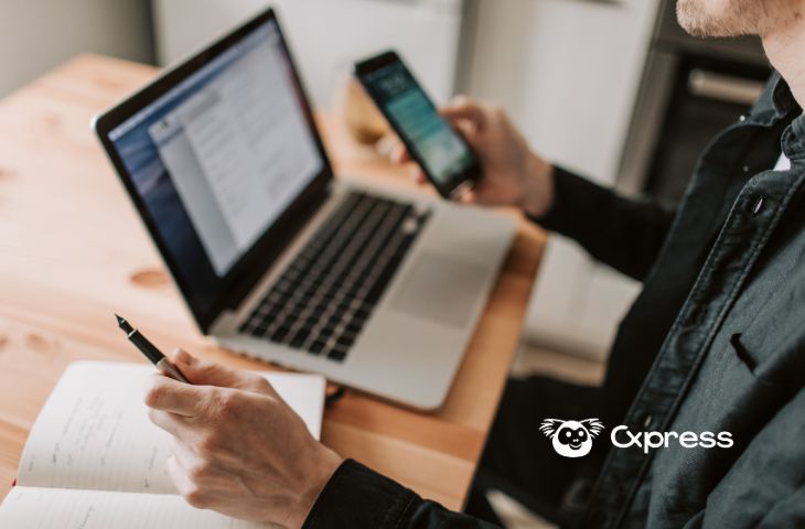 Profissional a gerir o atendimento ao cliente pelo WhatsApp e computador simultaneamente