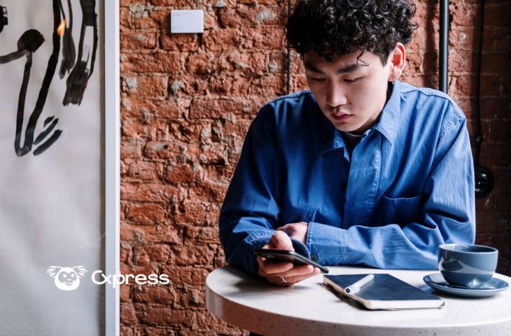 Empreendedor a configurar um chatbot no WhatsApp pelo telemóvel num ambiente de trabalho informal