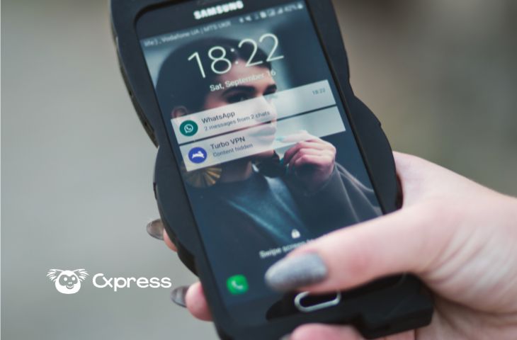 Pessoa a usar chatbots no WhatsApp para apoio ao cliente pelo telemóvel