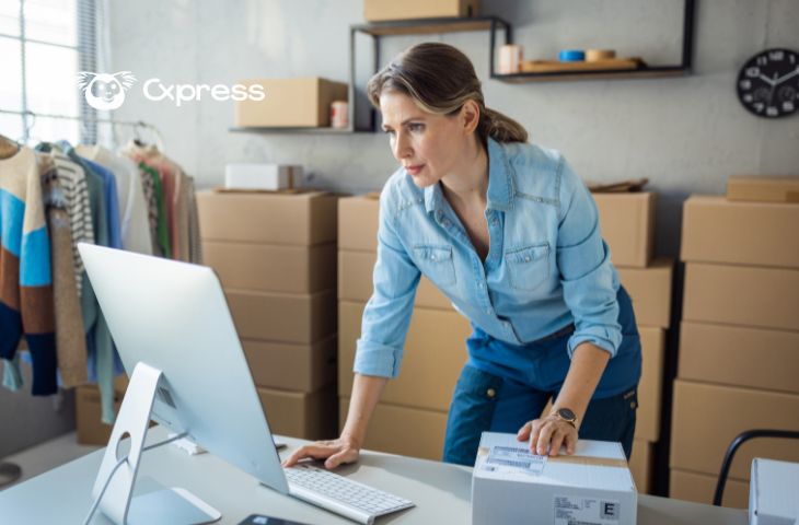 Empreendedora de pequena empresa a gerir encomendas e apoio ao cliente no computador