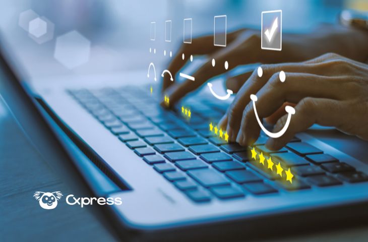 Gestão da experiência do cliente: portátil a exibir indicadores de satisfação do cliente com emojis positivos