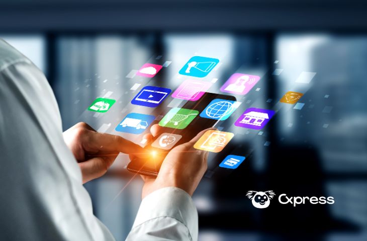 Omnicanal: pessoa a usar o telemóvel com ícones de aplicações de múltiplos canais digitais