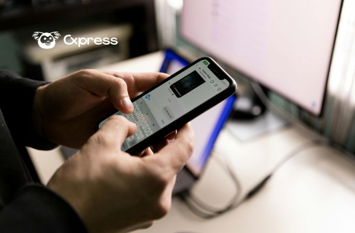 Profissional a usar o WhatsApp Business com API oficial no telemóvel para apoio ao cliente