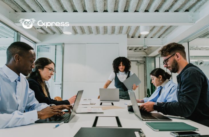 Equipa de apoio ao cliente a usar a suite do WhatsApp empresarial em dispositivos móveis