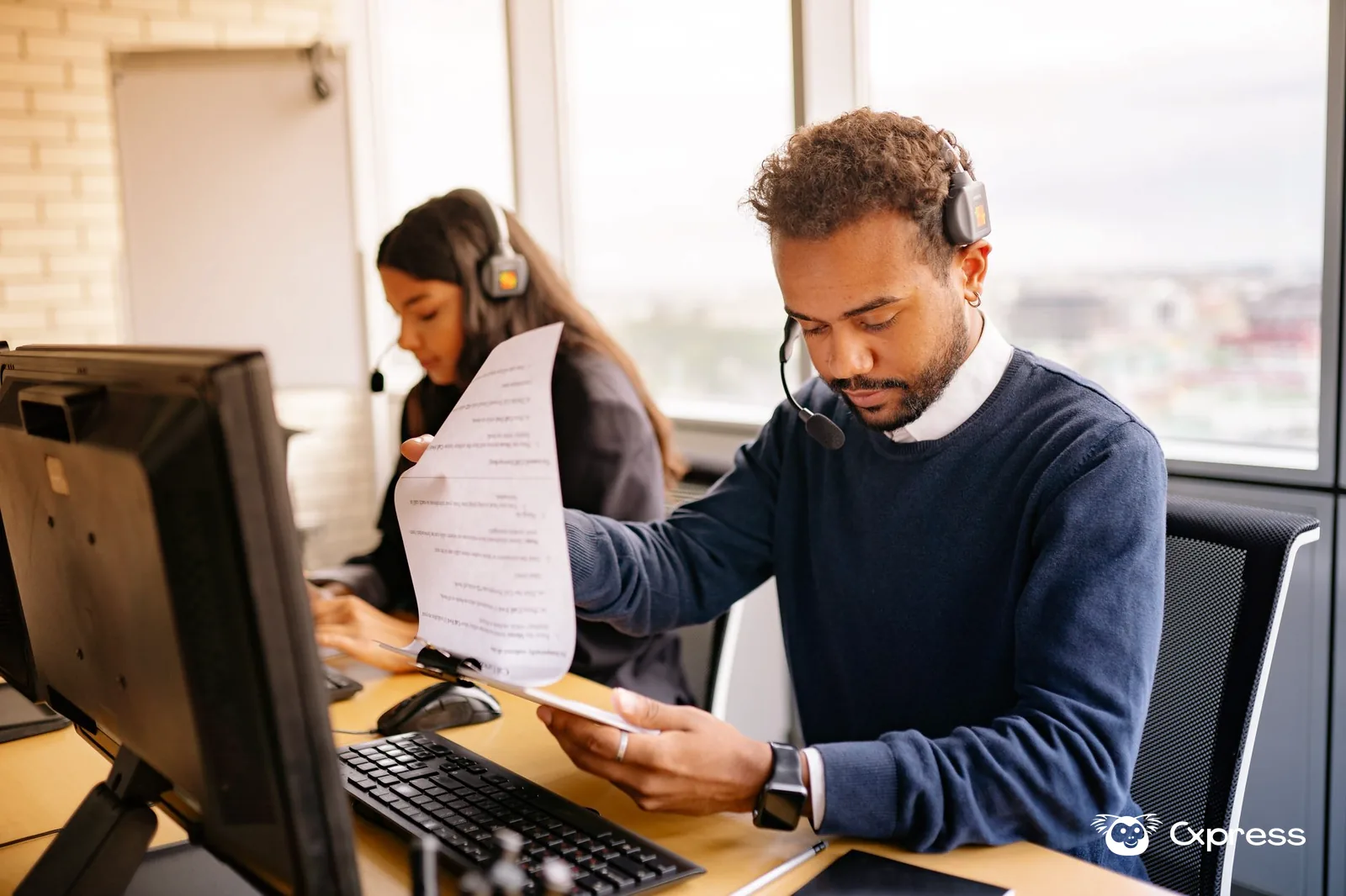 Profissional de apoio ao cliente a rever conversas num ecrã antes de validar uma resposta automática
