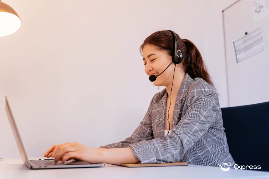 Pessoa a rever uma conversa de chatbot num portátil durante uma operação de atendimento ao cliente