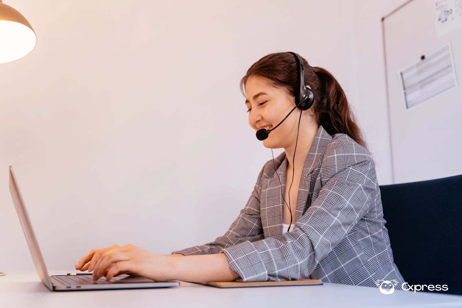 Pessoa a rever uma conversa de chatbot num portátil durante uma operação de atendimento ao cliente