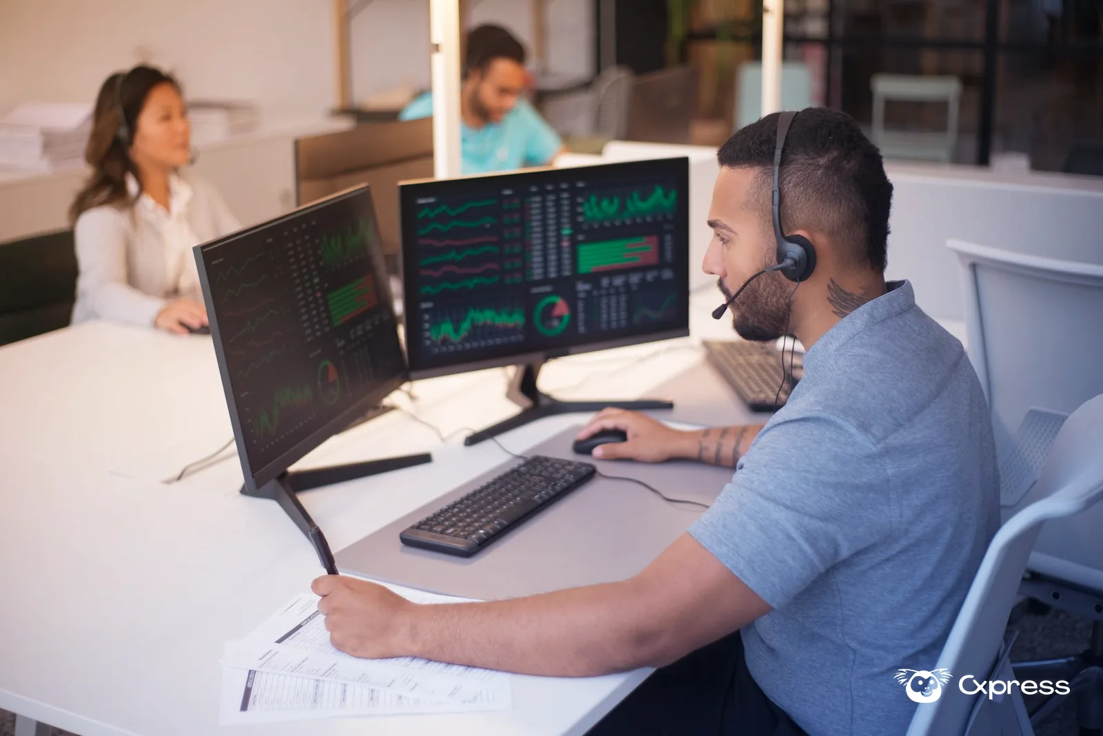 Equipa de apoio ao cliente a analisar um dashboard de conversas num escritório